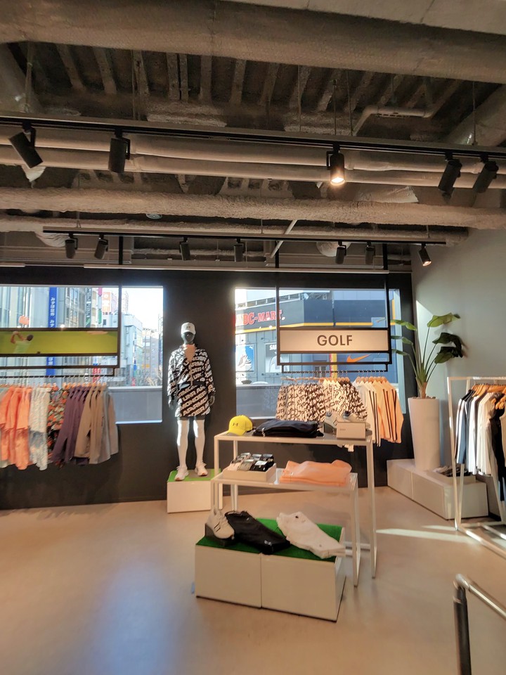 UNDER ARMOUR BRAND HOUSEの店内の様子