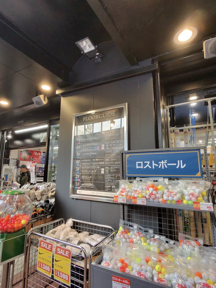 Victoria Golfの店舗の店内のゴルフ商品