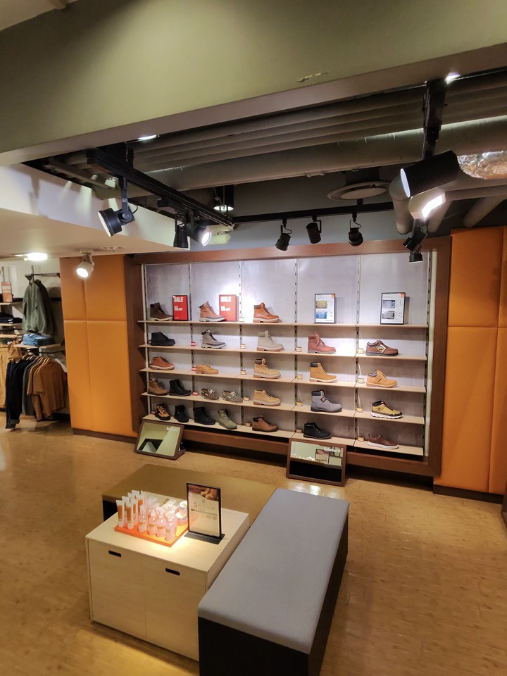 Timberlandの店内の靴売り場
