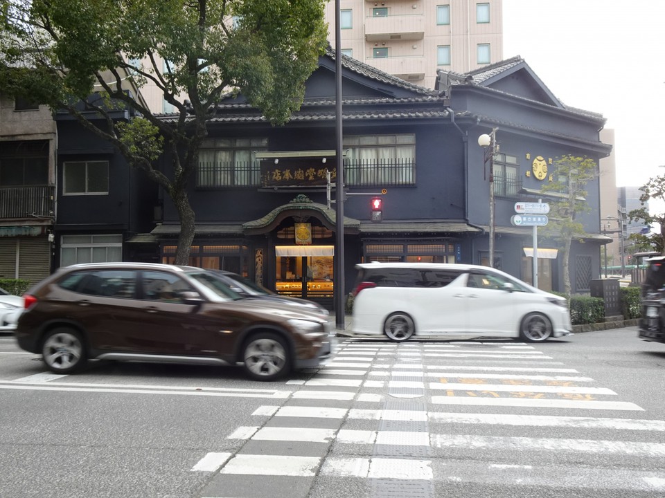 場所は大通りに面しています。
