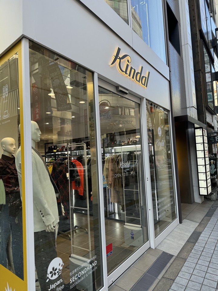 kindalのショップ入り口。入り口横には白いジャケットを着用したマネキンが配置されている