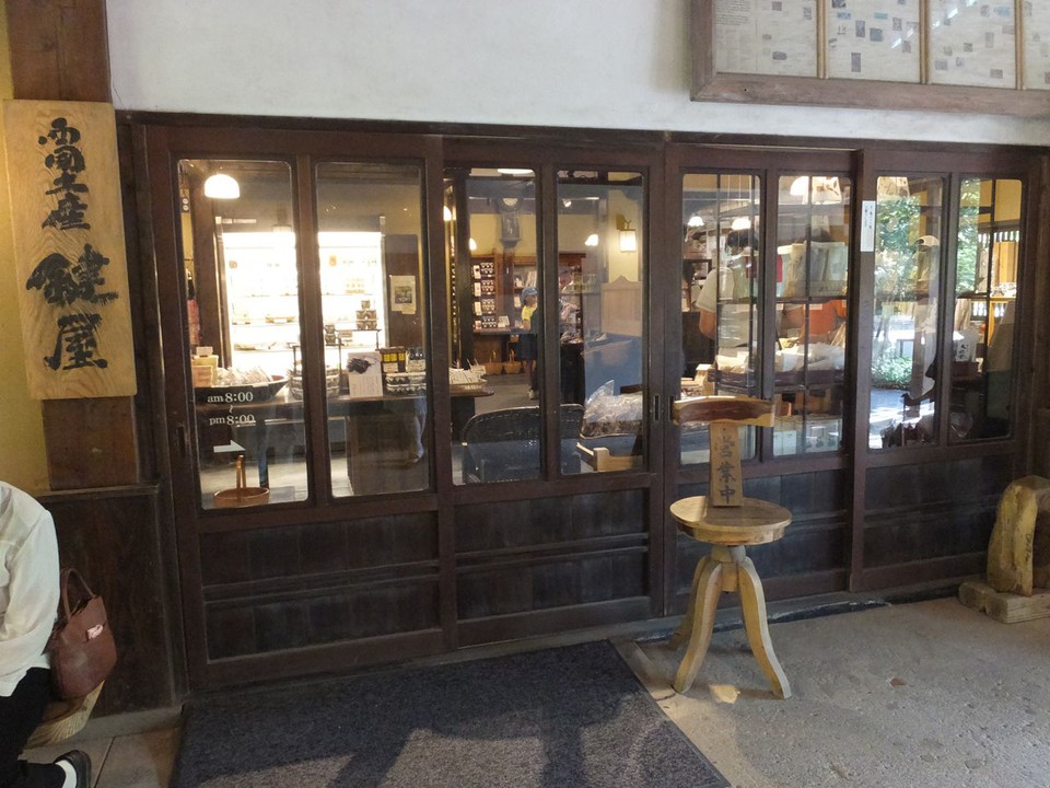 お土産もの屋さん。向かいに休憩所が、横にトイレもありました。