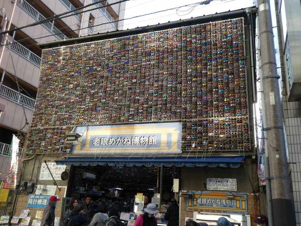 外の壁にも眼鏡が沢山