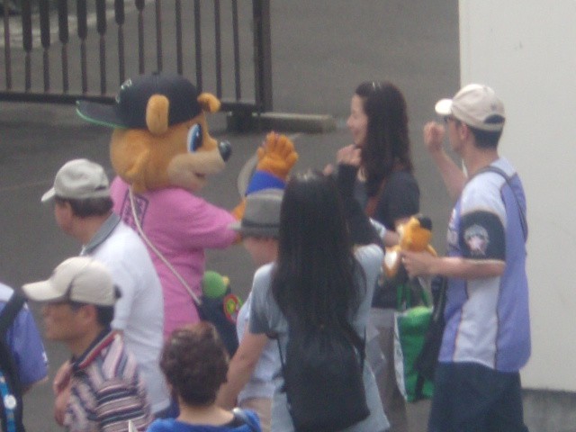 ファンに愛嬌をふりまくカビーの様子