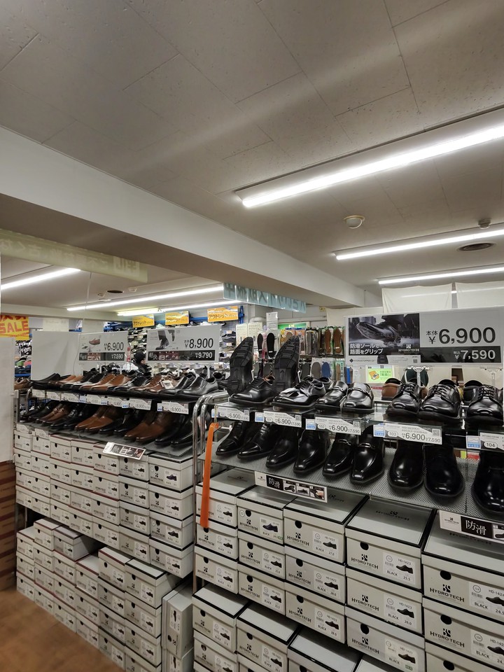 東京靴流通センターの店内の靴