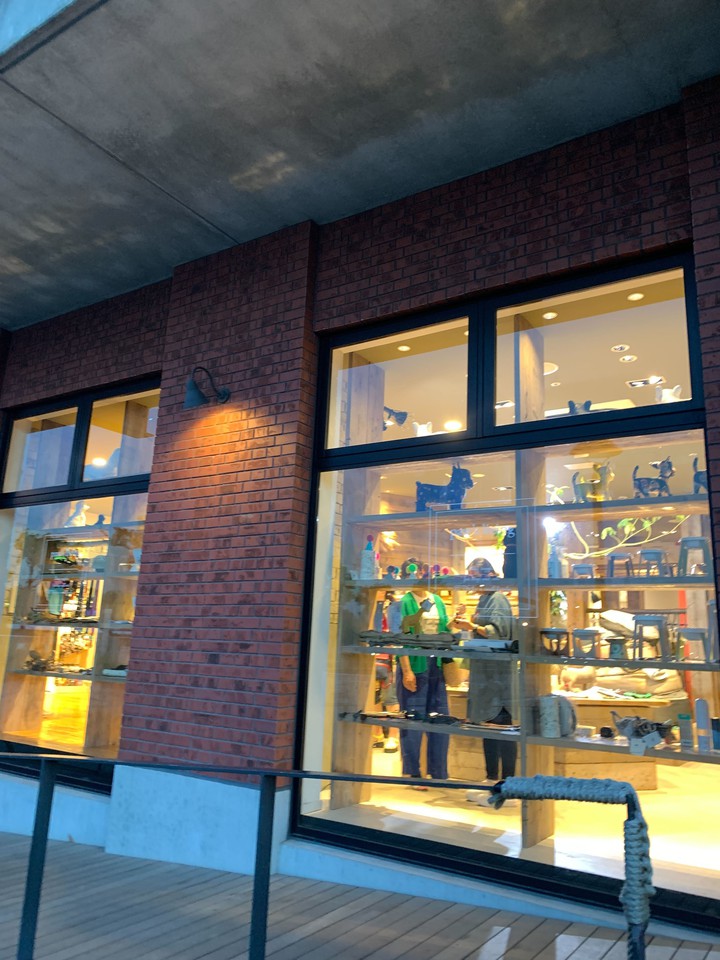 【実際に撮影してきた】パウズリビングマリン&ウォーク横浜店を横から見たところ