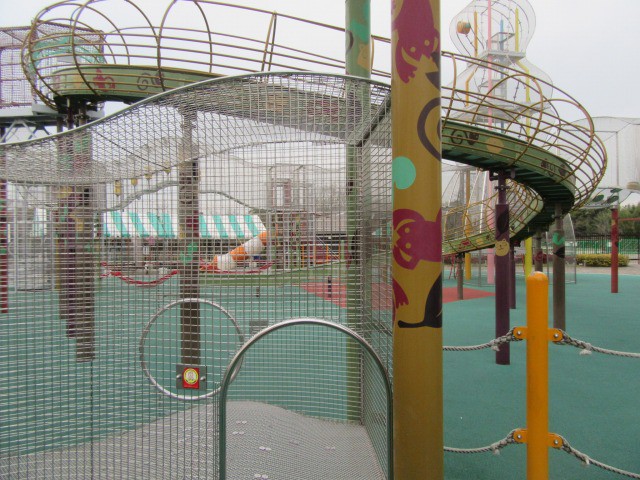 林間遊具。年齢制限があり、あまり小さい子は使えません。
