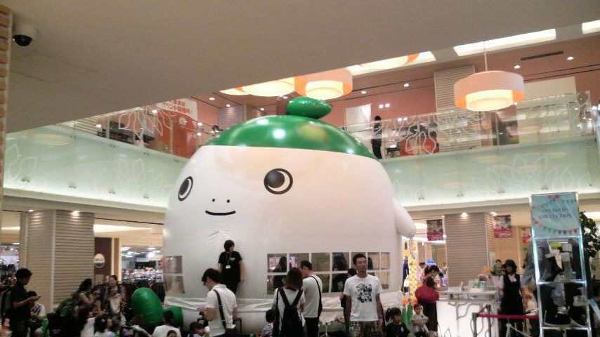 休日はイベントで巨大バルーン遊具が設置されてました