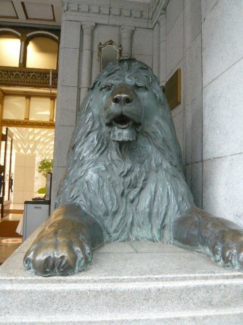 三越本館の右側のライオンの像です。右の壁に銘板が見えます。