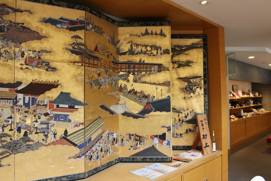 飾られた金色の絵巻が見事でした