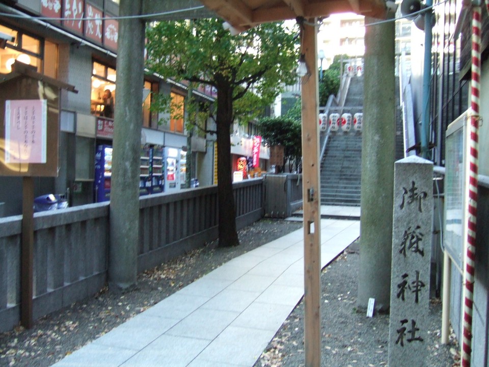 渋谷郵便局の隣に鳥居があります