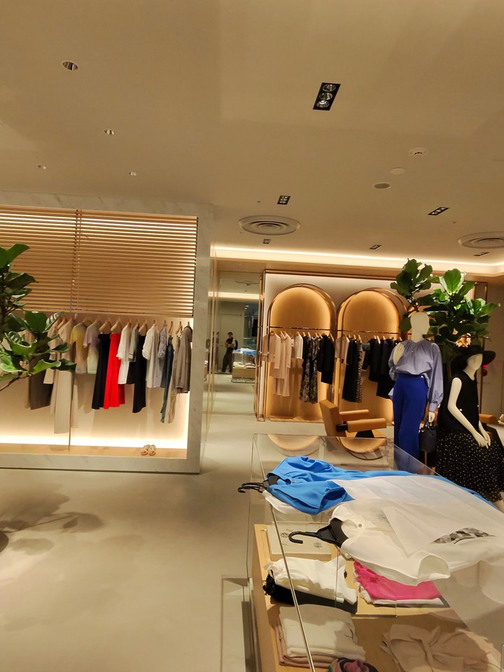 スタイリッシュな店内のなか、さまざまな服が並ぶディスプレイエリア