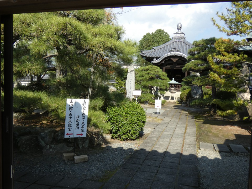 花岳寺宝物館・義士木像堂入口