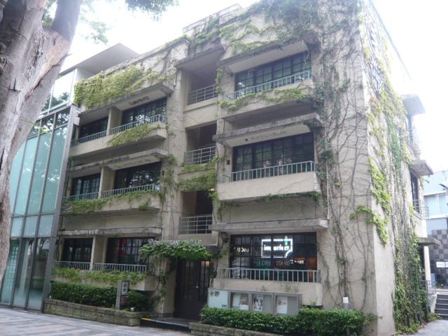ギャラリー同潤会が入っている同潤館の様子です。古色蒼然の建物