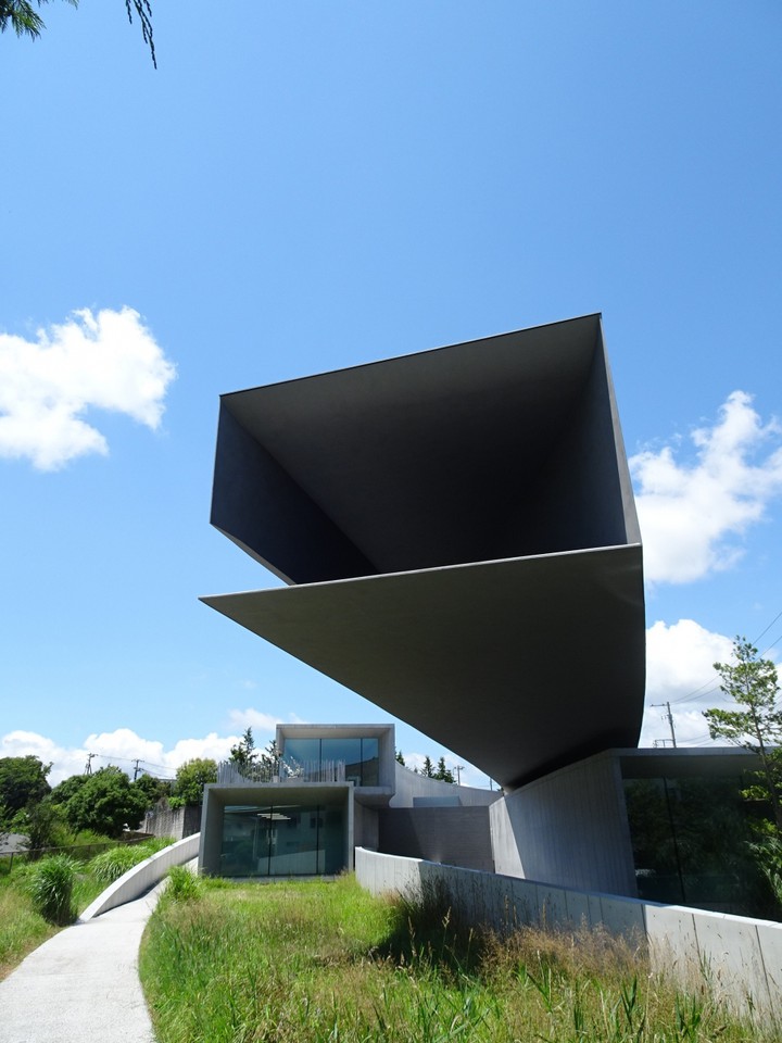 裏側のレストラン部付近です。張り出し建築物は迫力あります。