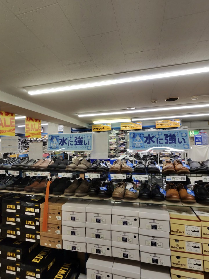 東京靴流通センターの店内の靴