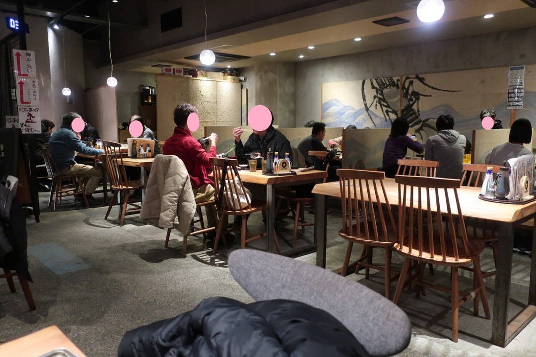 テーブル席と奥には座敷