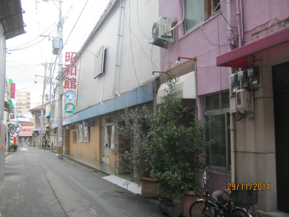 右手の建物です。１と２がわかりますか。