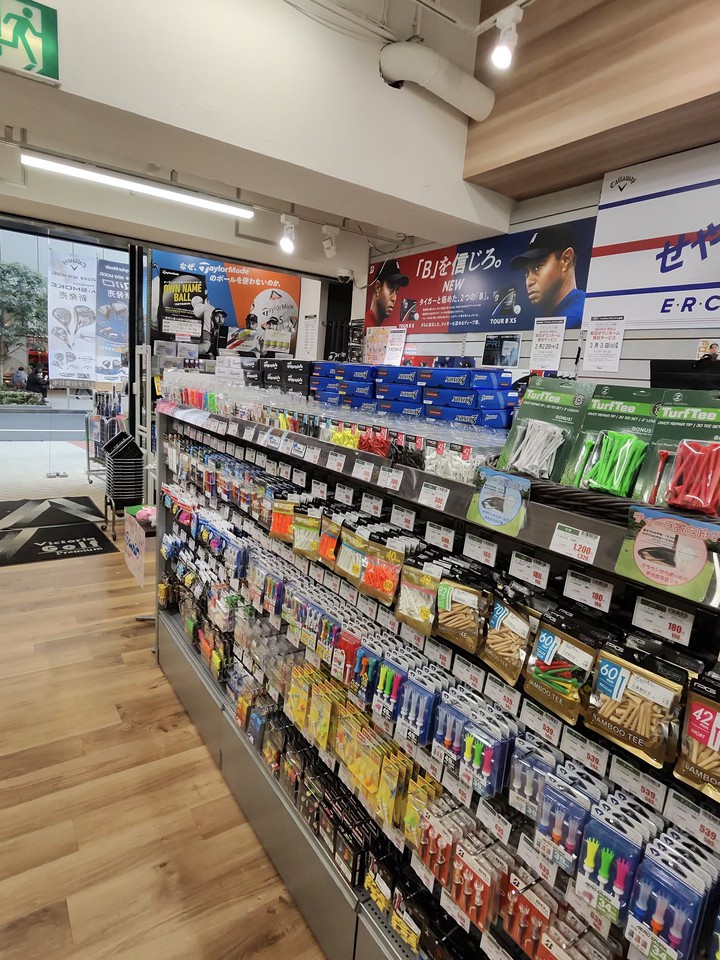 Victoria Golfの店舗の店内のゴルフ商品