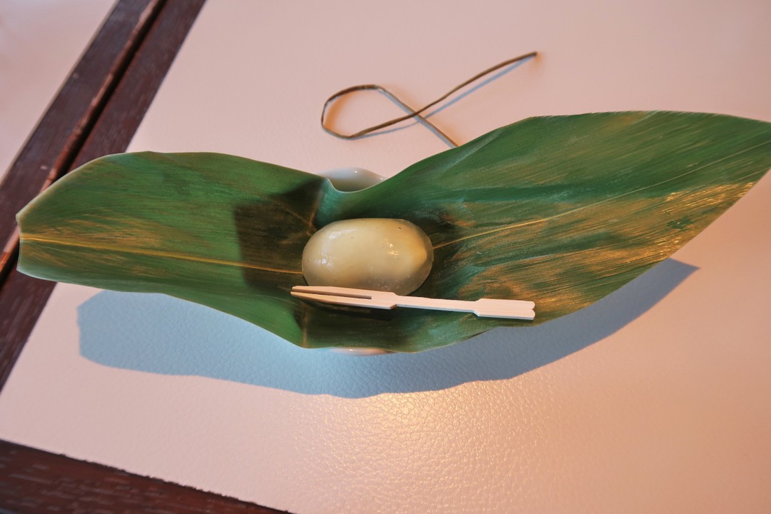 笹の葉で包んだカスタードクリーム入りの葛饅頭