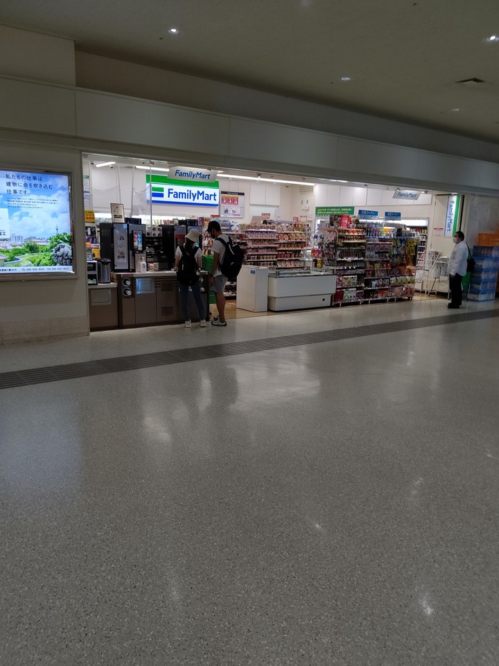ファミリーマートの那覇空港ターミナル店の様子