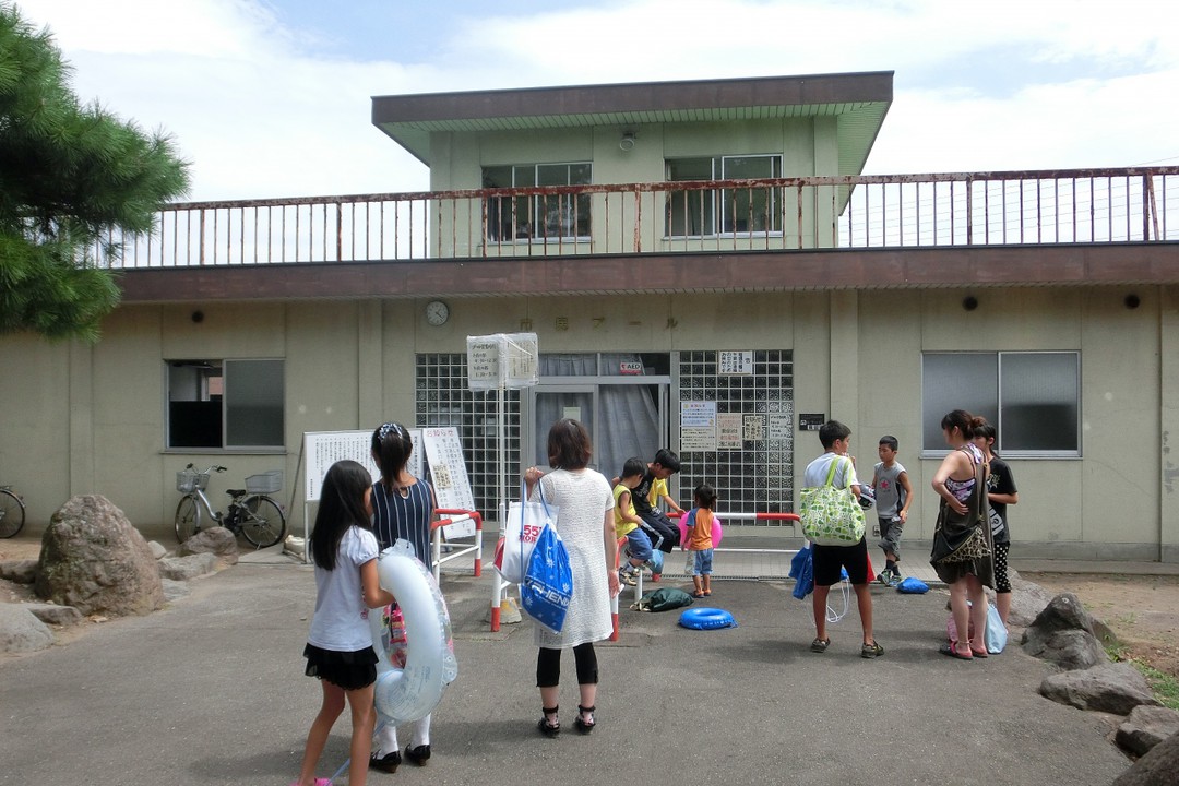 プール入口