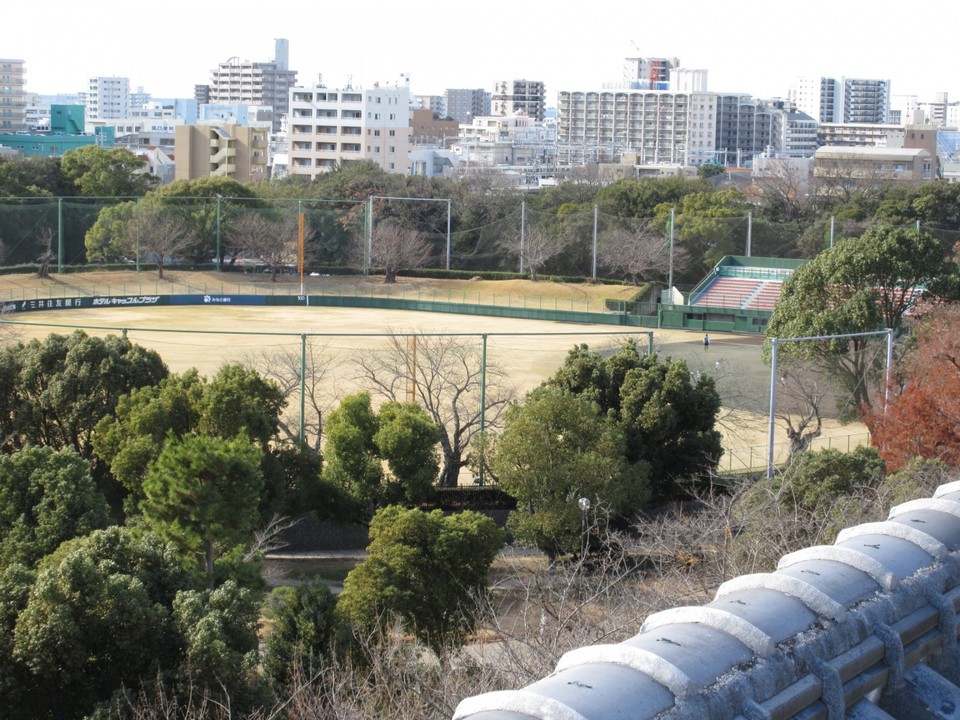 明石城の上から見えます