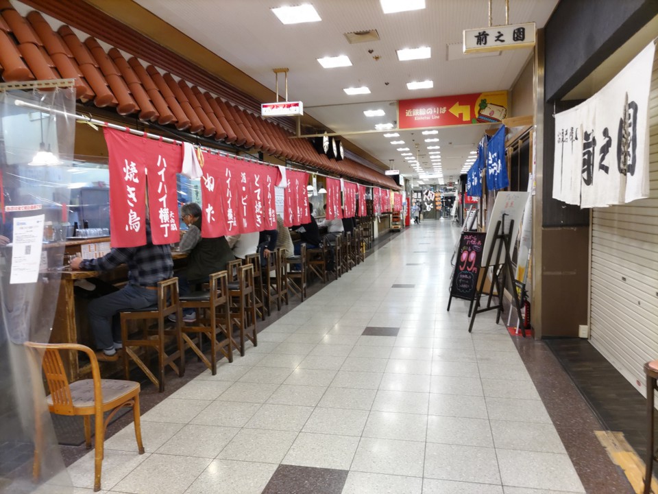 地下1階の飲食街の店舗。平日の昼過ぎでも、多くの客が飲酒。