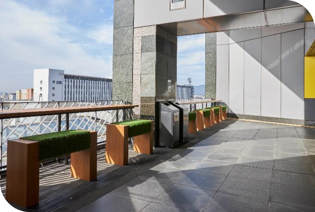 「京都駅ビル」4階にはリラックスできる開放的なスポット「南広場」の画像。