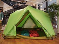 モンベル東京京橋店の店内にテントが展示されている画像