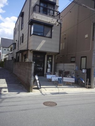 ひっそり営業しているこじんまりとしたお店です