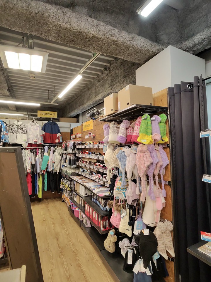 L-Breathの店内の様子。多種多様なアウトドア用品がディスプレイされている
