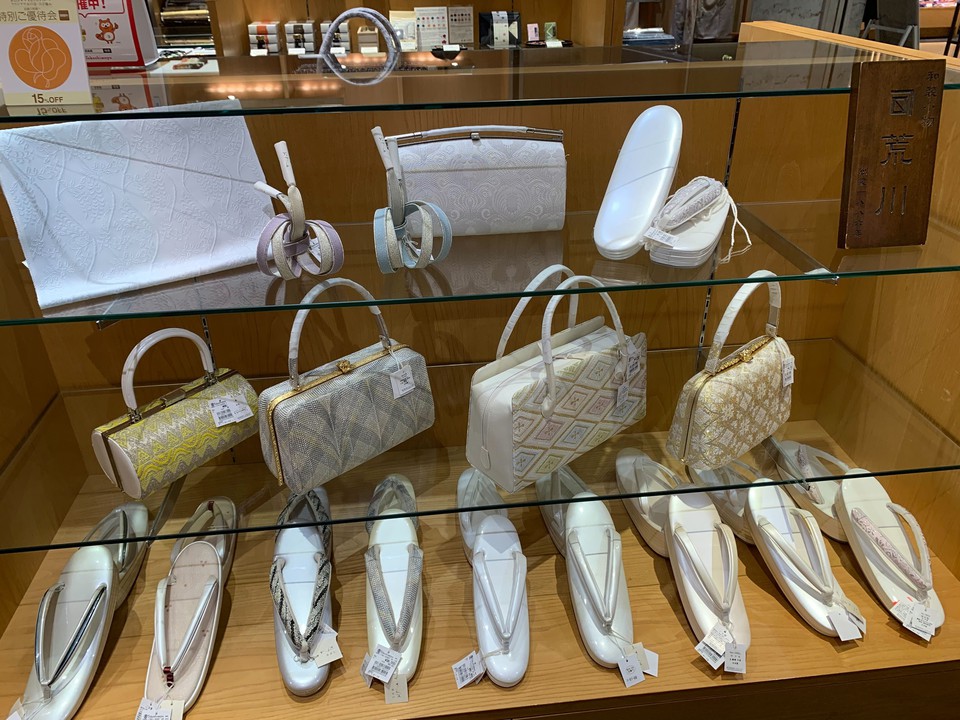 新宿高島屋 呉服サロン　白い草履や和装バッグの並ぶ棚