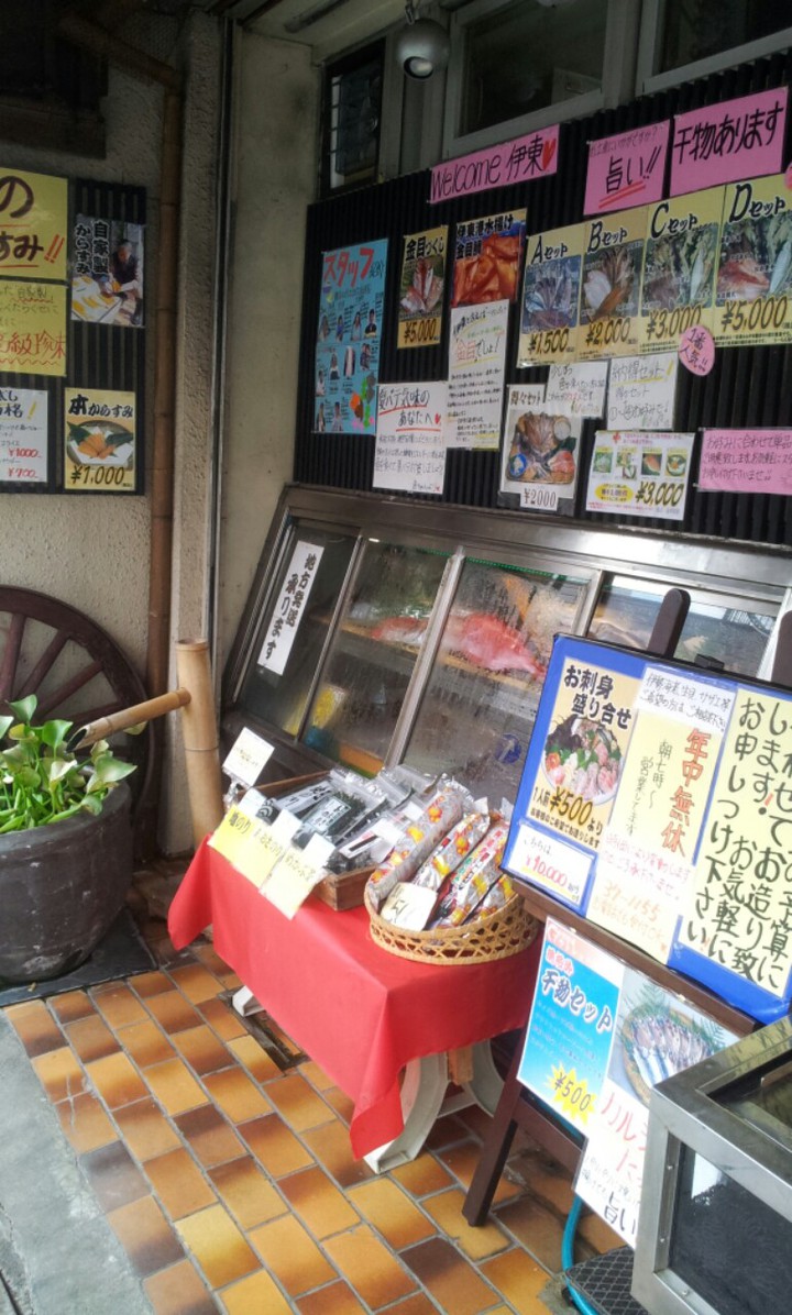 店先が賑やかになっていました。いろいろ工夫しているようですね