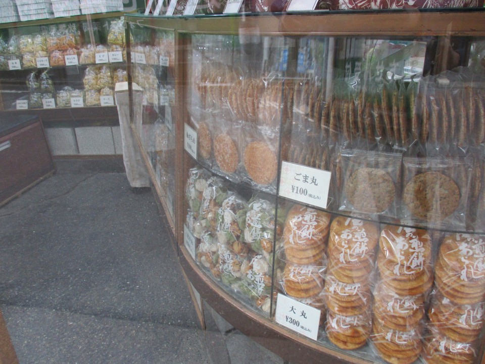 柏屋せんべい店の内観画像。