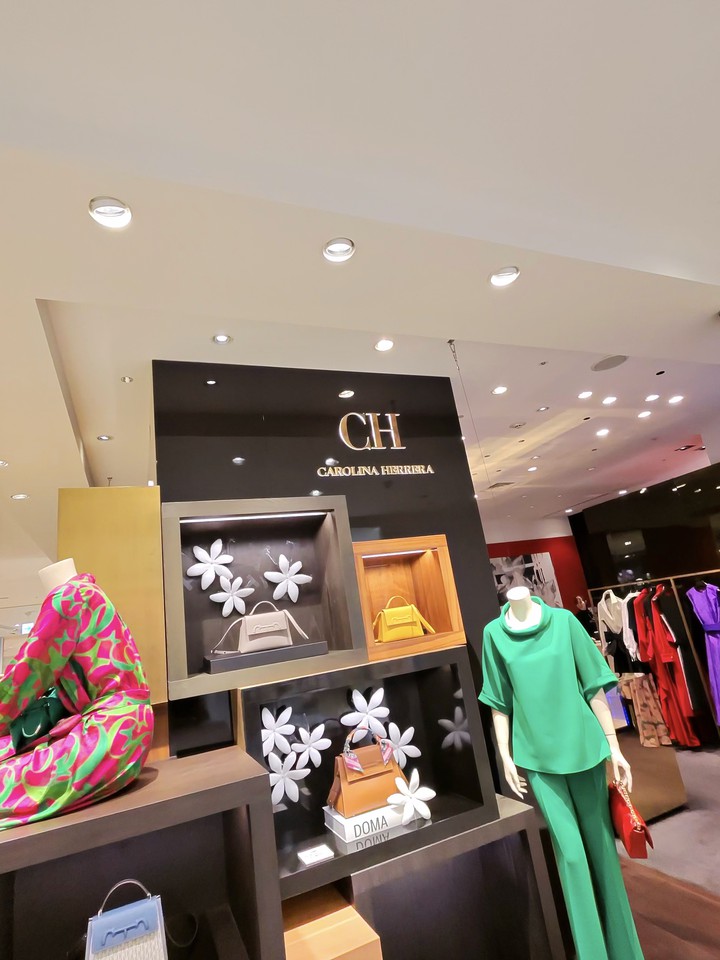 ロゴが印象的なキャロリーナヘレラの店内ではバッグが並ぶ