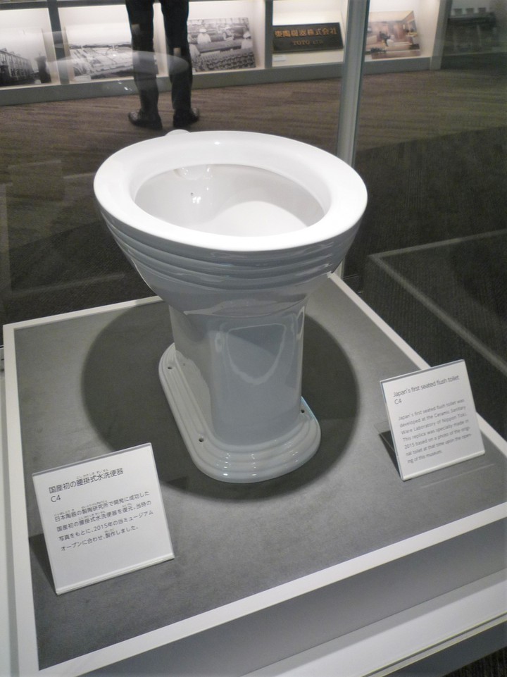 日本初の腰掛け式便器の複製