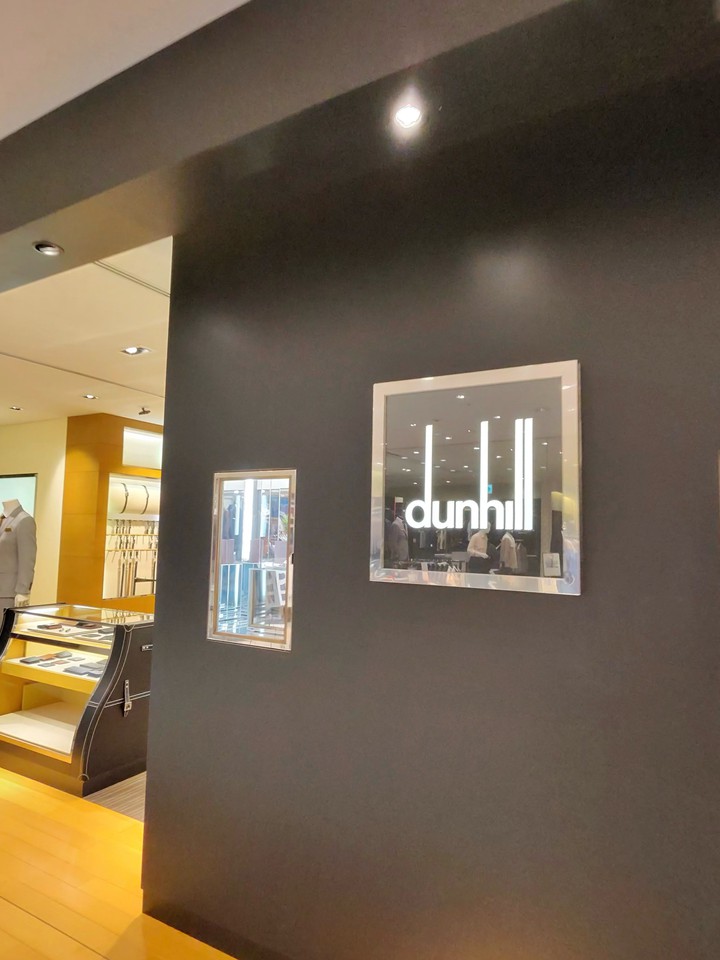 DUNHILLのロゴが掲げられたシックな黒壁。奥には商品ディスプレイが見える