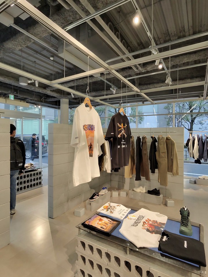 atmosの店内のディスプレイ