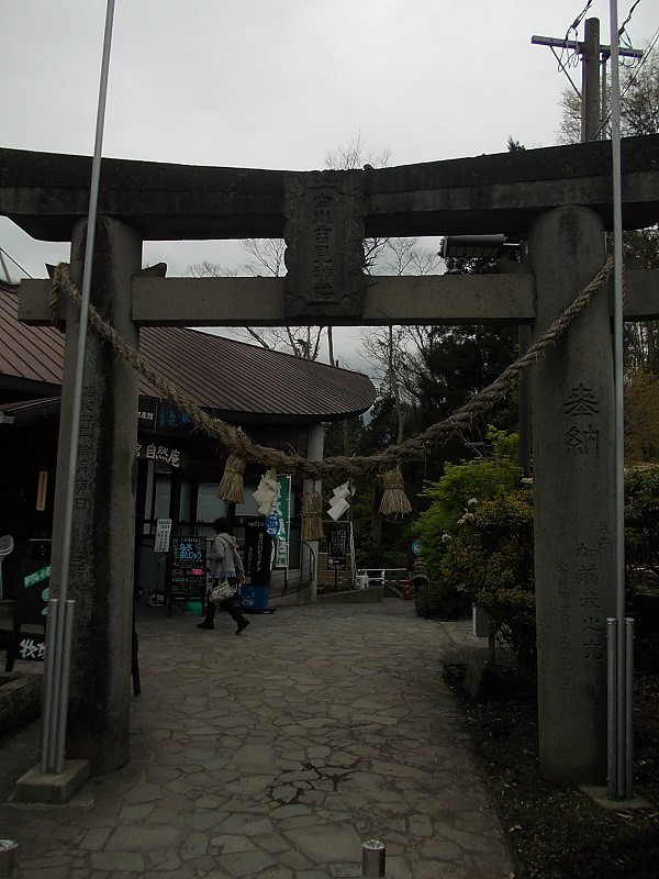 鳥居くぐってすぐです