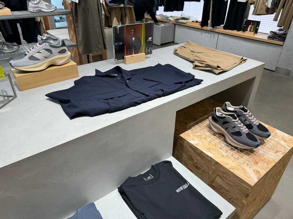 衣服とスニーカーが展示されたモダンなショップの内観