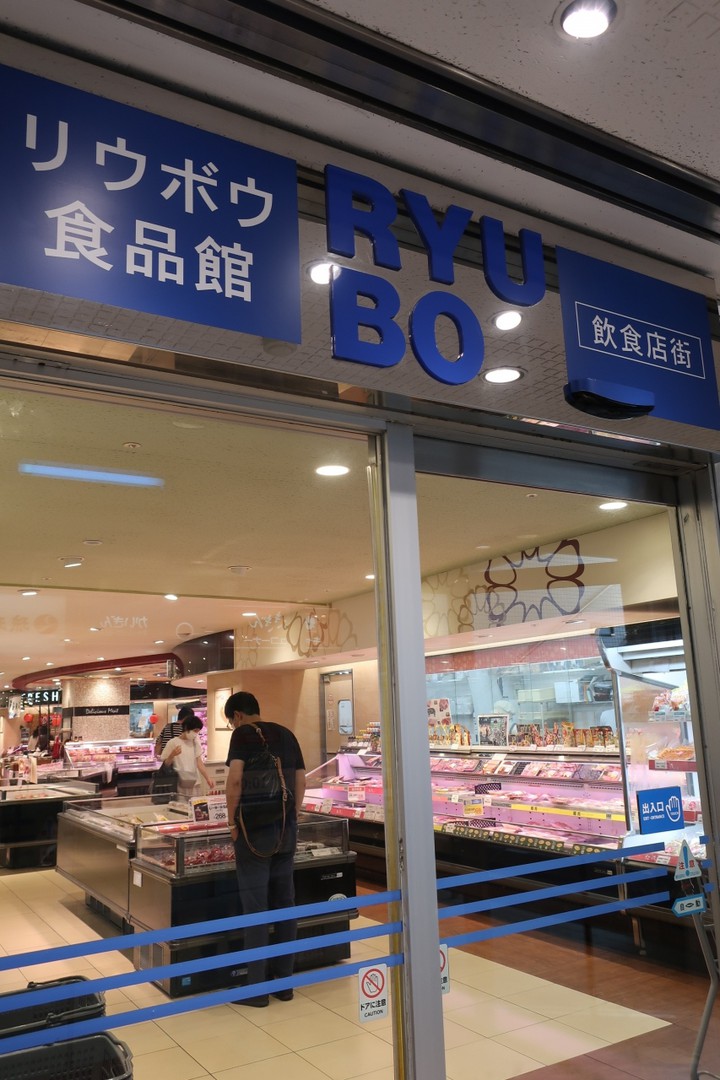 新鮮な沖縄の食材が買える。