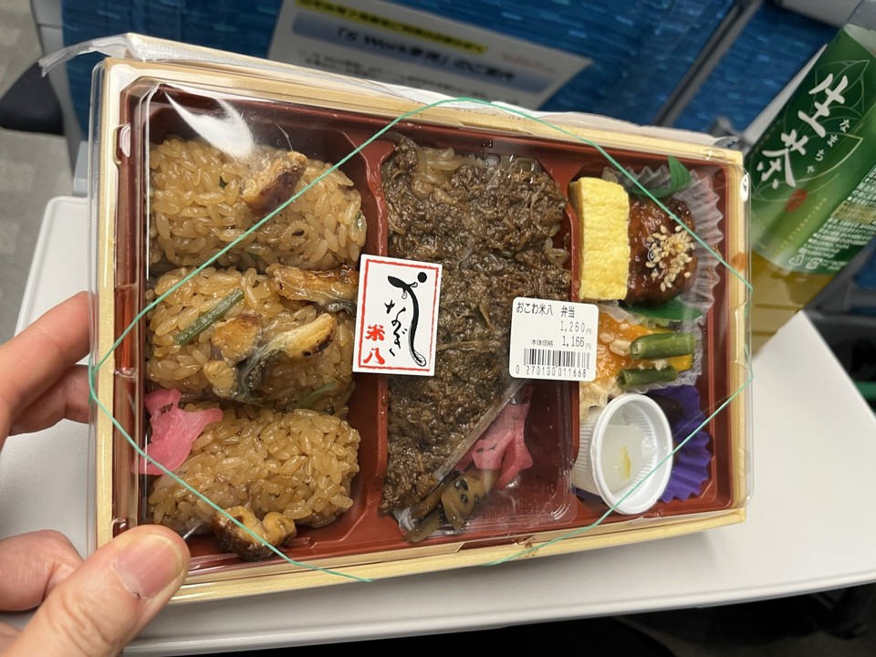 お弁当もここで購入しました。鰻おこわとすき焼きの盛り合わせ