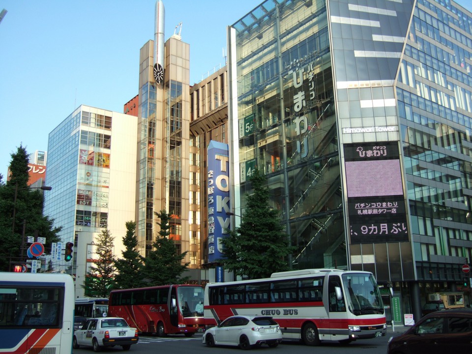 札幌駅南口から道路を渡って目の前です