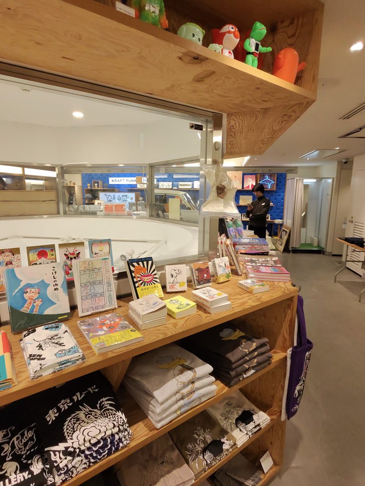 BEAMS JAPANの店舗の店内の売り場の様子
