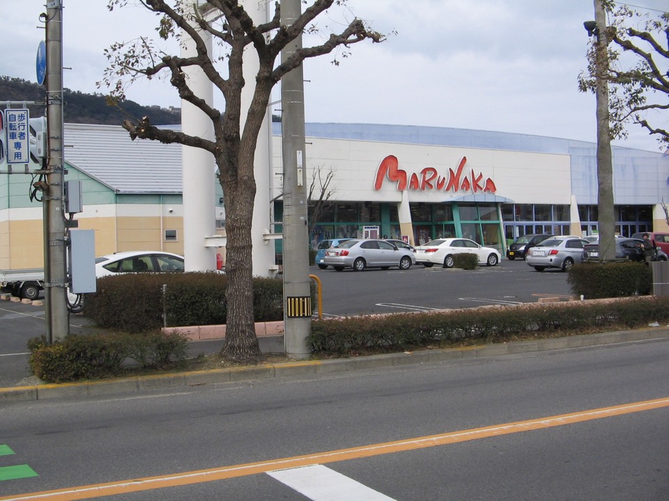 広い新道沿いに建っています