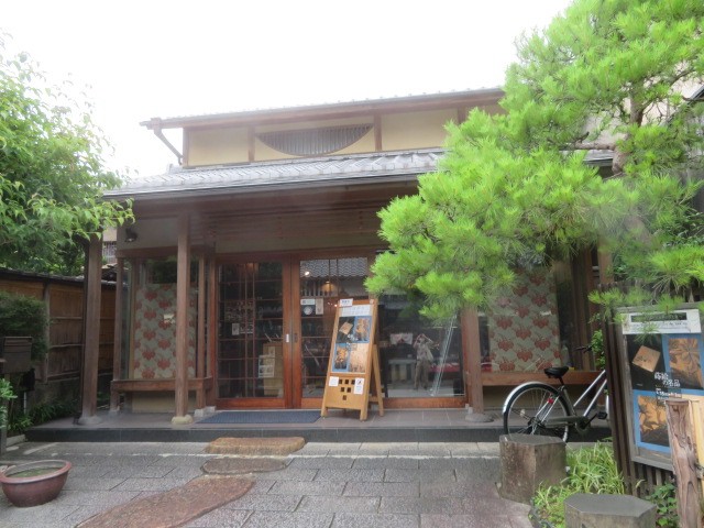 奇麗な工芸品が展示されています