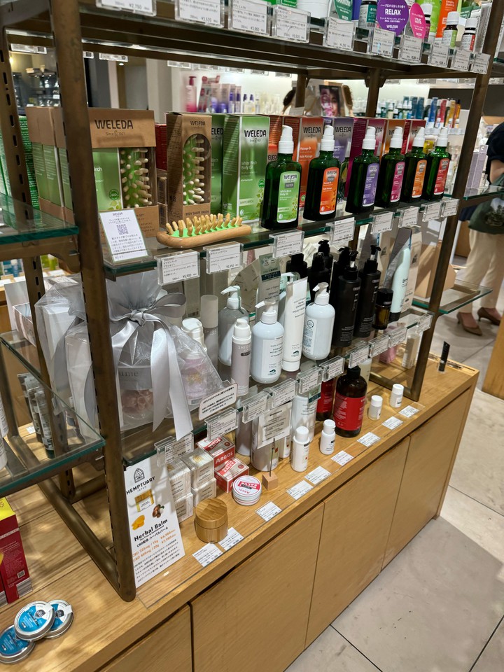 ハーブと自然派美容液が並ぶCosmeKitchenのコーナー