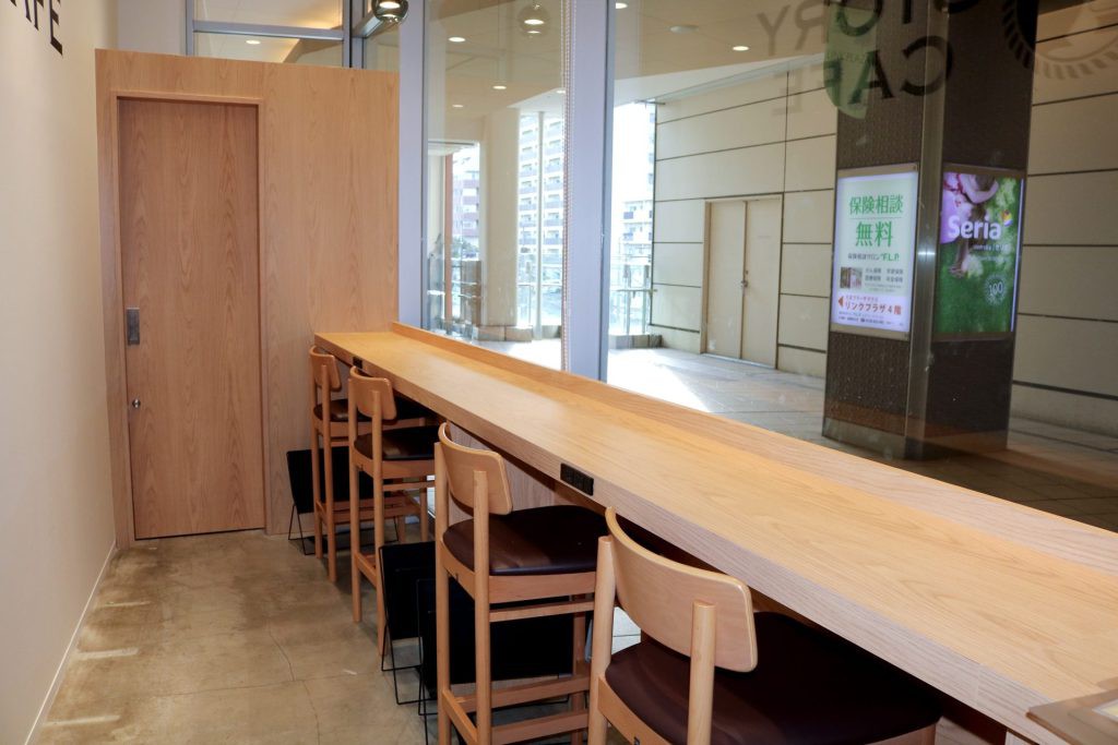 たまプラーザテラス有隣堂併設カフェの駅改札側のカウンター席はコンセントあり