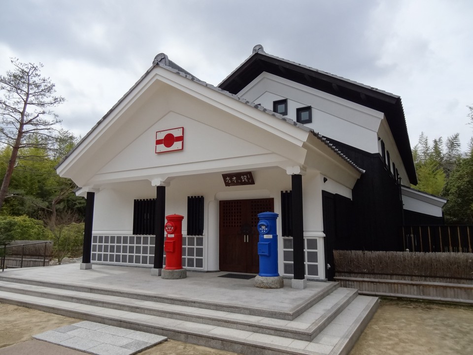 博物館の外観　木造で白壁がユニーク